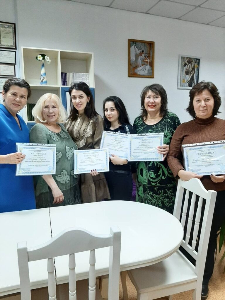 Группа выпускниц с сертификатами Лиги астрологов