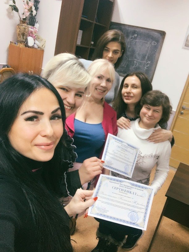Выпускницы курса с полученными сертификатами