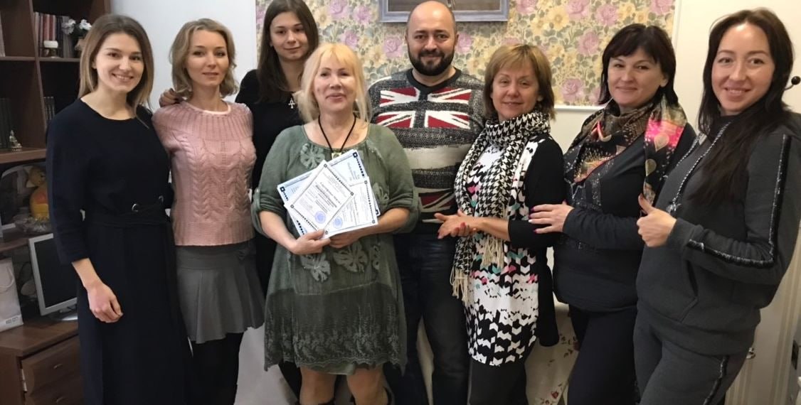 Группа слушателей курса астрологии с преподавателем