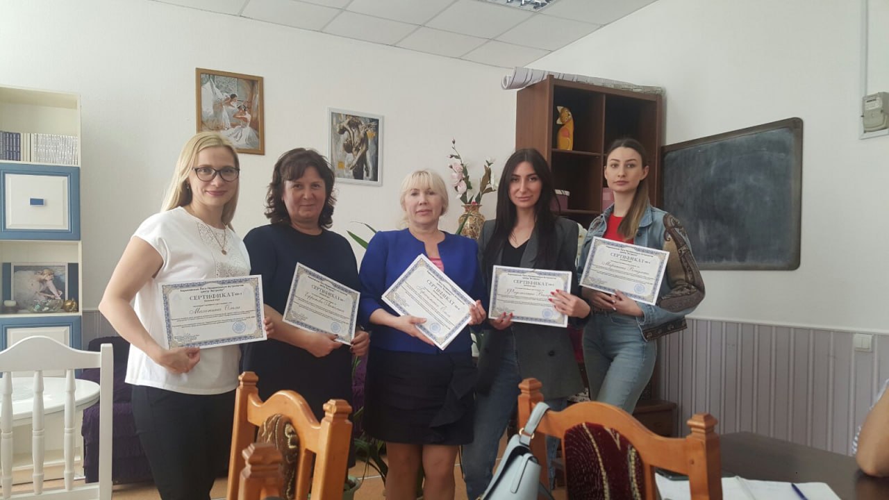 Вручение сертификатов выпускникам Школы